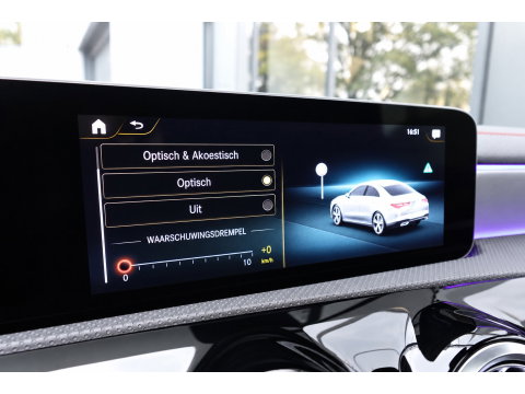 Mercedes-Benz CLA-Klasse 180 AMG PANO CAM SFEER