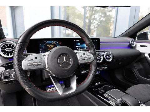 Mercedes-Benz CLA-Klasse 180 AMG PANO CAM SFEER