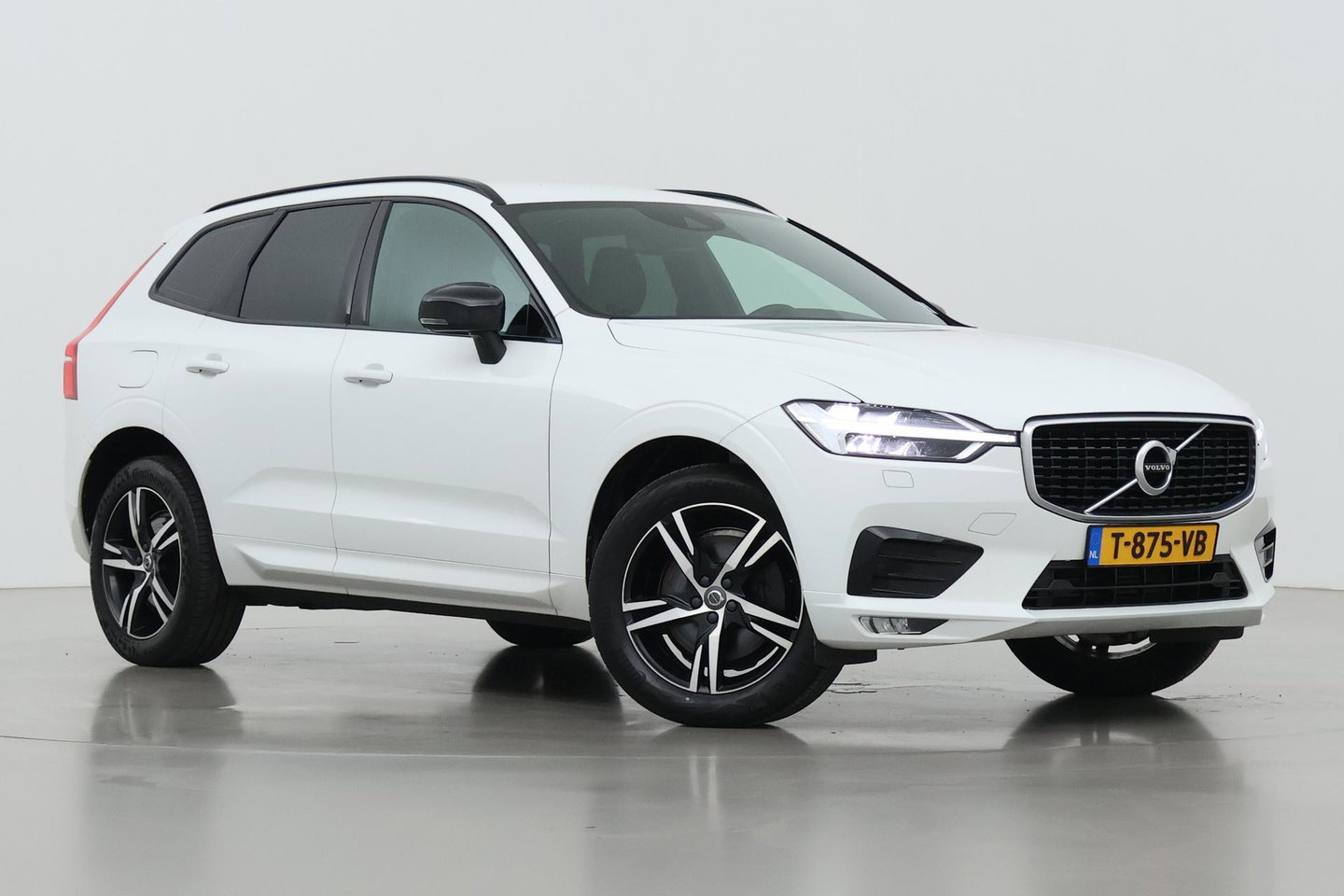 Volvo XC60 T4 R-Design | Goed onderhouden | BLIS | Camera | Full LED | Apple CarPlay | Memory | Verwarmde Voorruit | 19 Inch
