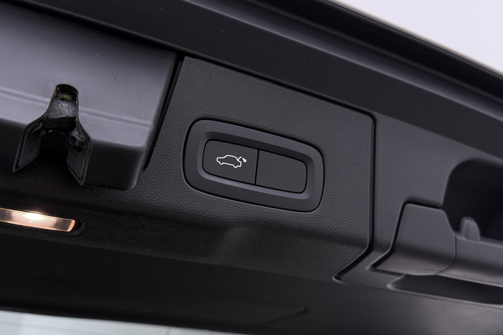 Volvo XC60 T4 R-Design | Goed onderhouden | BLIS | Camera | Full LED | Apple CarPlay | Memory | Verwarmde Voorruit | 19 Inch