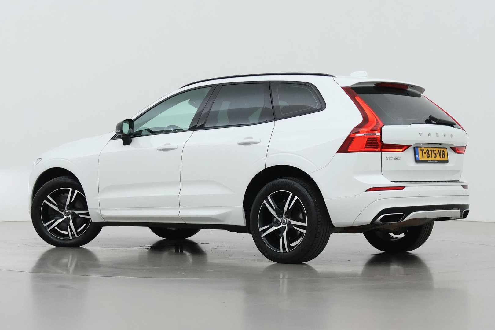 Volvo XC60 T4 R-Design | Goed onderhouden | BLIS | Camera | Full LED | Apple CarPlay | Memory | Verwarmde Voorruit | 19 Inch