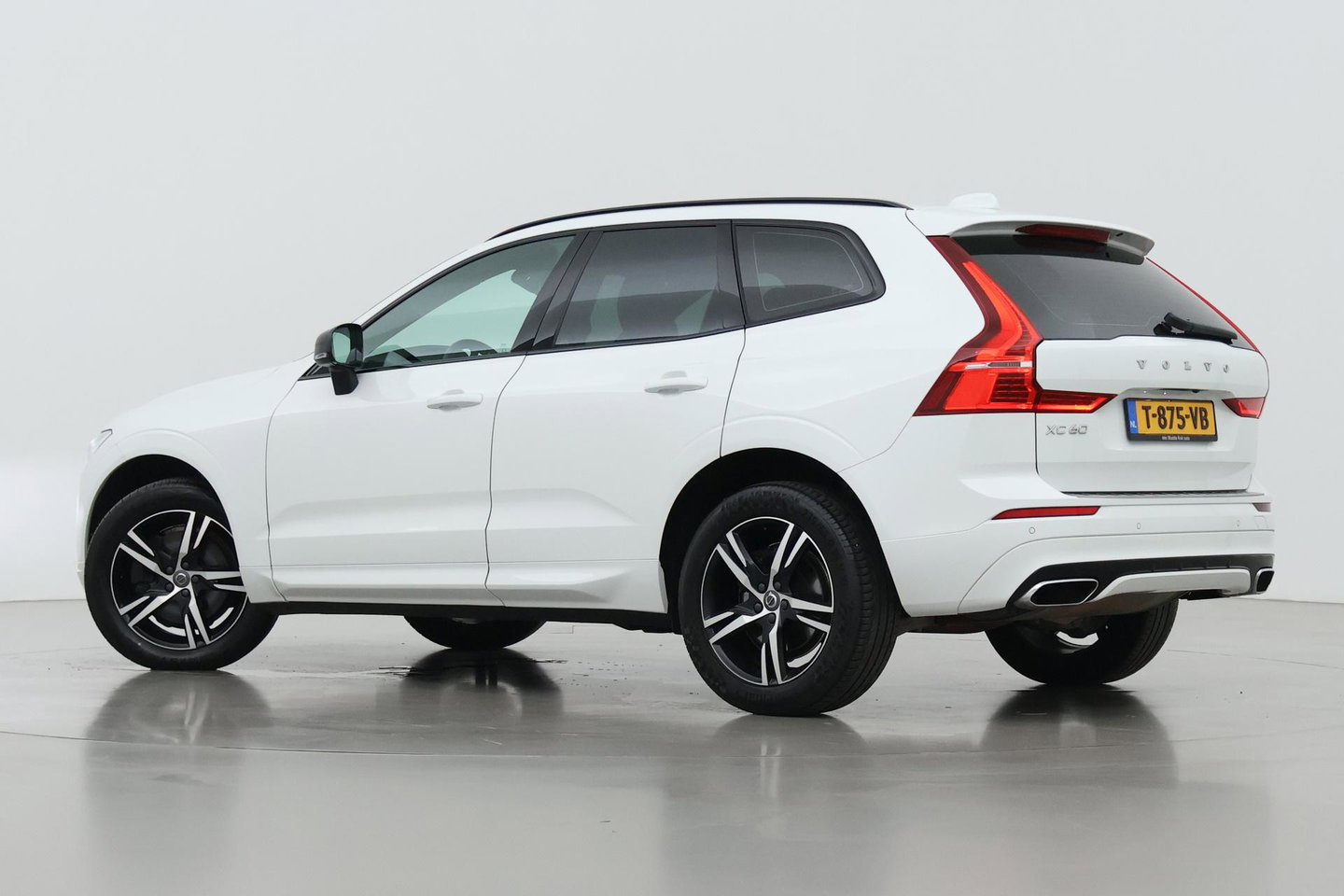 Volvo XC60 T4 R-Design | Goed onderhouden | BLIS | Camera | Full LED | Apple CarPlay | Memory | Verwarmde Voorruit | 19 Inch