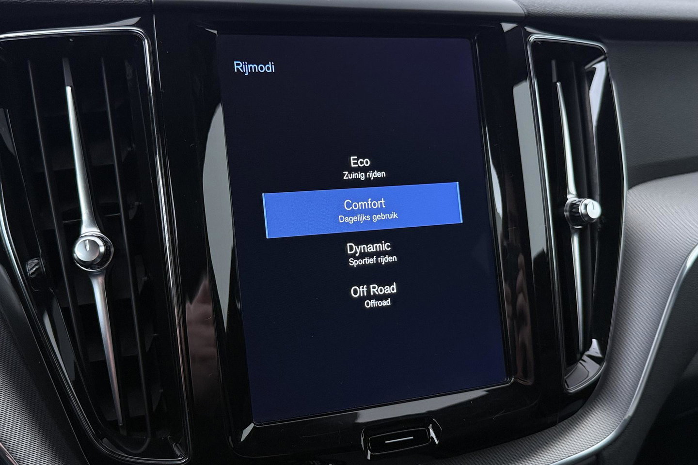 Volvo XC60 T4 R-Design | Goed onderhouden | BLIS | Camera | Full LED | Apple CarPlay | Memory | Verwarmde Voorruit | 19 Inch