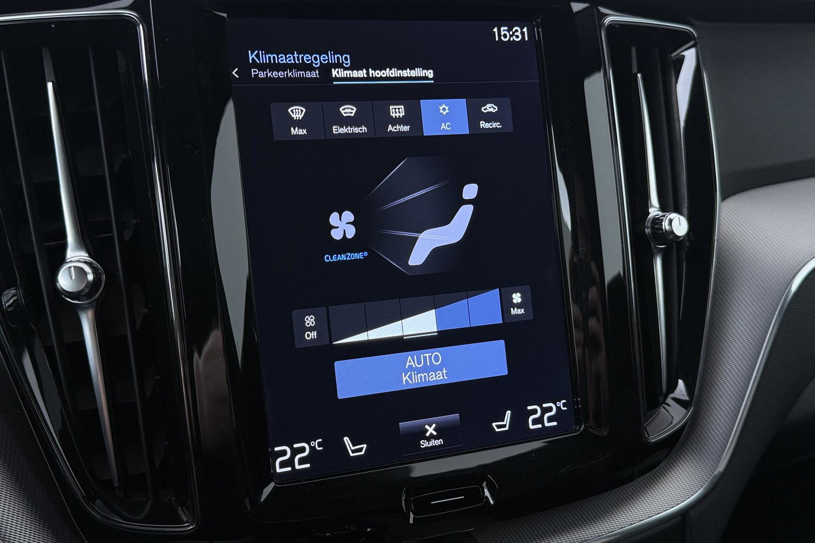 Volvo XC60 T4 R-Design | Goed onderhouden | BLIS | Camera | Full LED | Apple CarPlay | Memory | Verwarmde Voorruit | 19 Inch