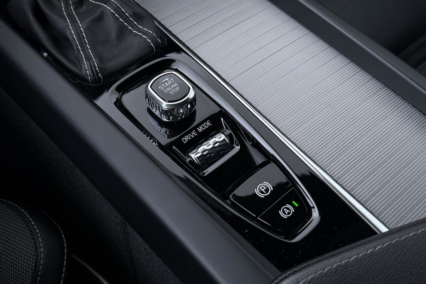 Volvo XC60 T4 R-Design | Goed onderhouden | BLIS | Camera | Full LED | Apple CarPlay | Memory | Verwarmde Voorruit | 19 Inch