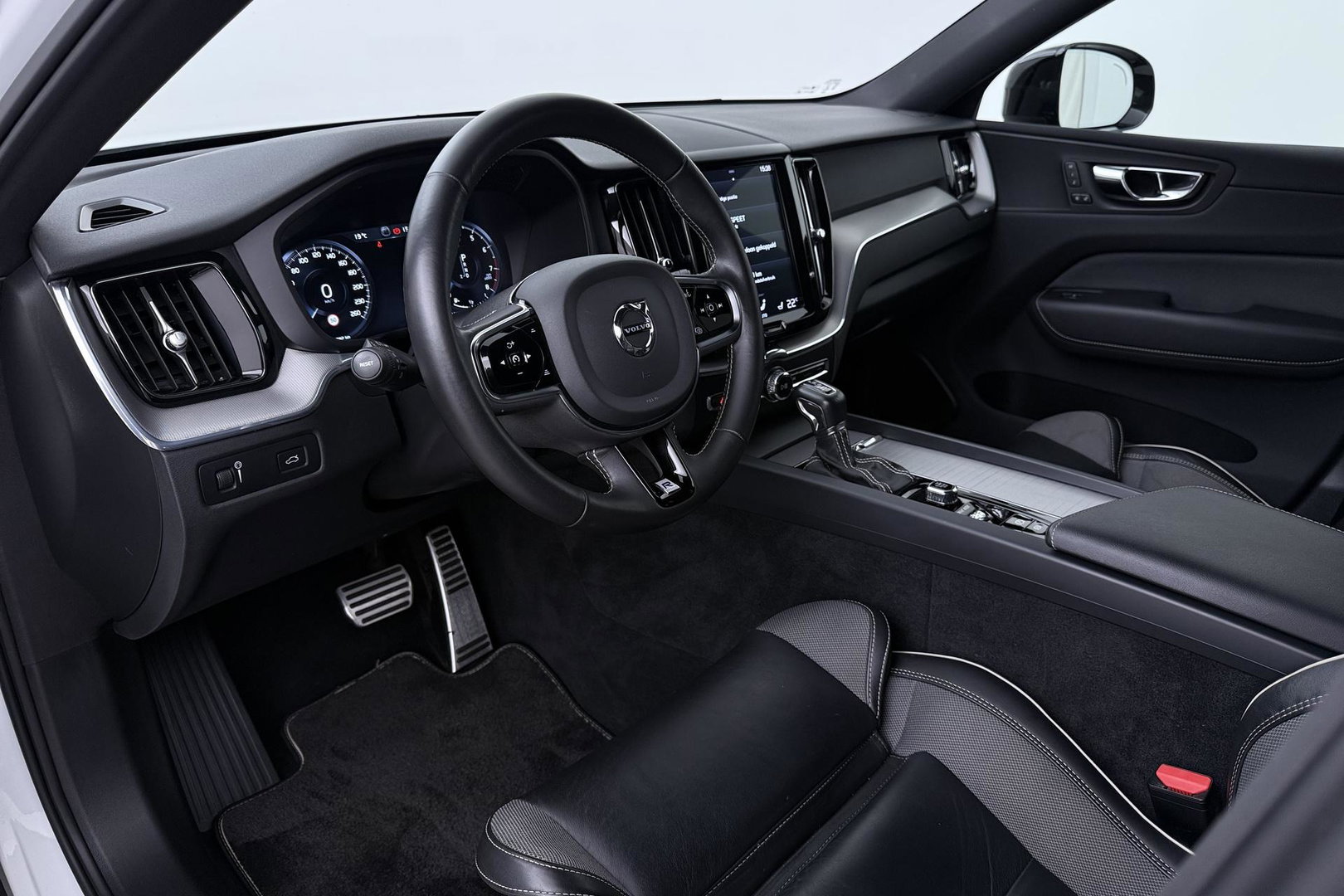 Volvo XC60 T4 R-Design | Goed onderhouden | BLIS | Camera | Full LED | Apple CarPlay | Memory | Verwarmde Voorruit | 19 Inch