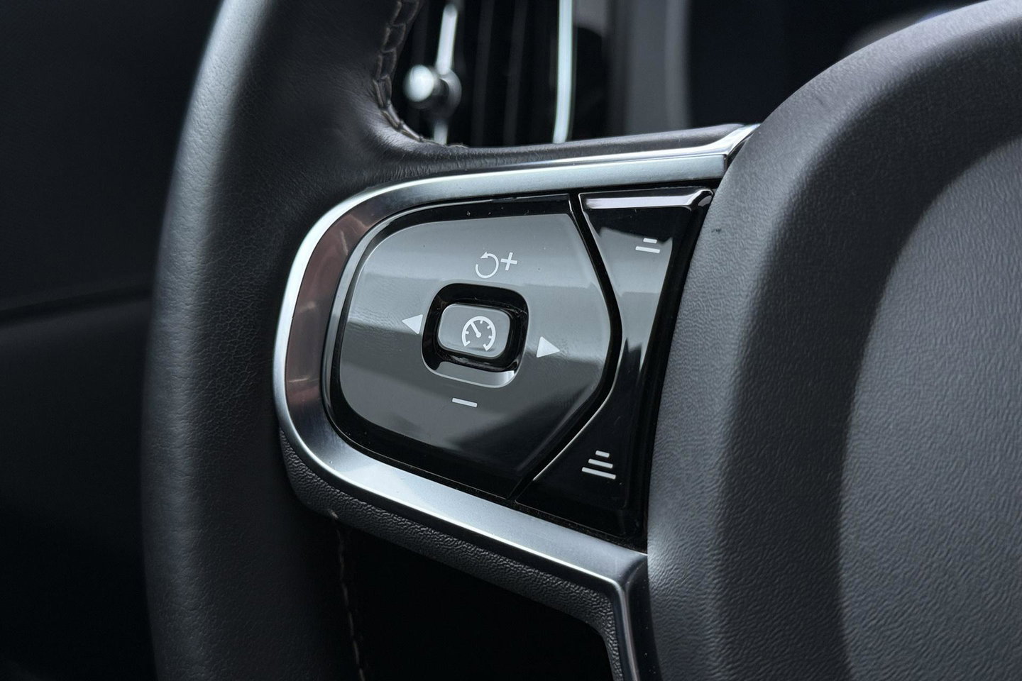 Volvo XC60 T4 R-Design | Goed onderhouden | BLIS | Camera | Full LED | Apple CarPlay | Memory | Verwarmde Voorruit | 19 Inch