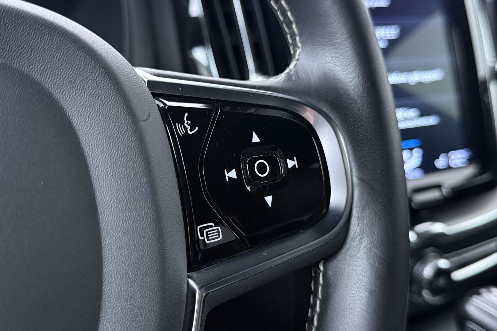 Volvo XC60 T4 R-Design | Goed onderhouden | BLIS | Camera | Full LED | Apple CarPlay | Memory | Verwarmde Voorruit | 19 Inch
