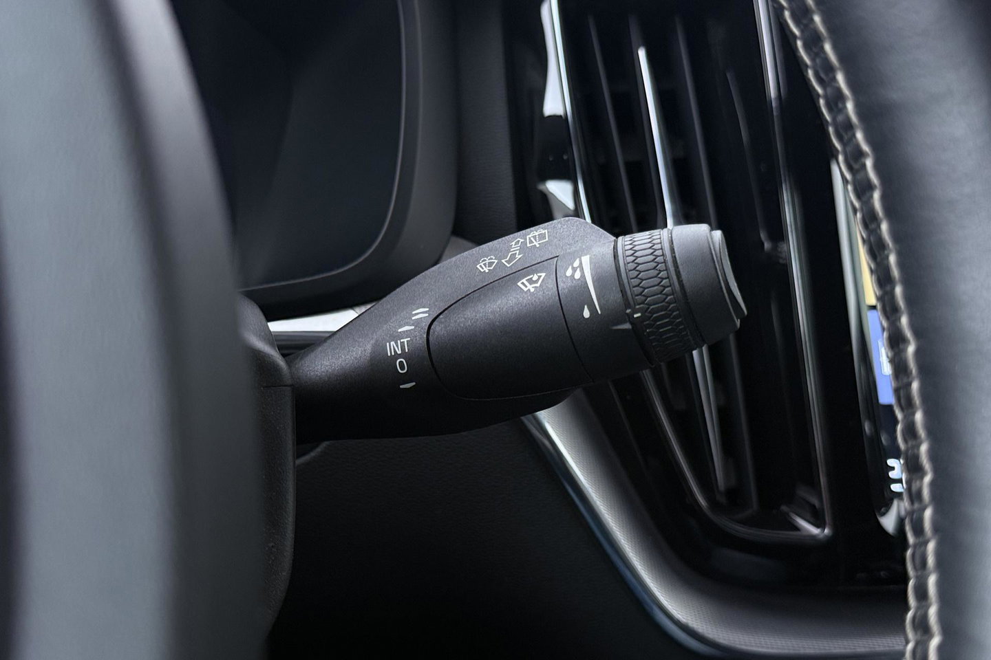 Volvo XC60 T4 R-Design | Goed onderhouden | BLIS | Camera | Full LED | Apple CarPlay | Memory | Verwarmde Voorruit | 19 Inch