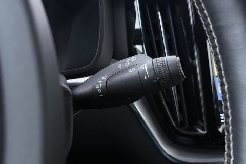Volvo XC60 T4 R-Design | Goed onderhouden | BLIS | Camera | Full LED | Apple CarPlay | Memory | Verwarmde Voorruit | 19 Inch