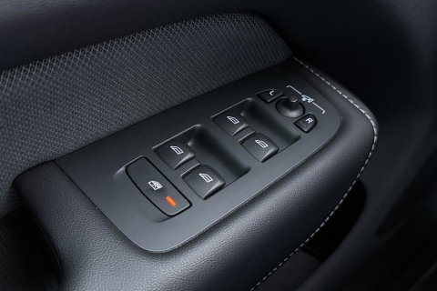 Volvo XC60 T4 R-Design | Goed onderhouden | BLIS | Camera | Full LED | Apple CarPlay | Memory | Verwarmde Voorruit | 19 Inch