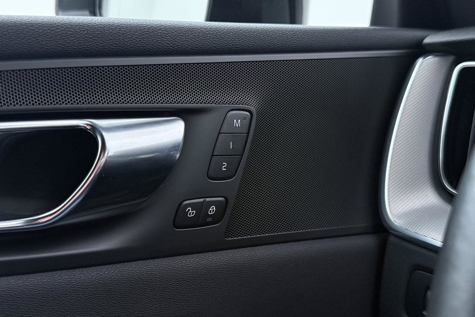 Volvo XC60 T4 R-Design | Goed onderhouden | BLIS | Camera | Full LED | Apple CarPlay | Memory | Verwarmde Voorruit | 19 Inch