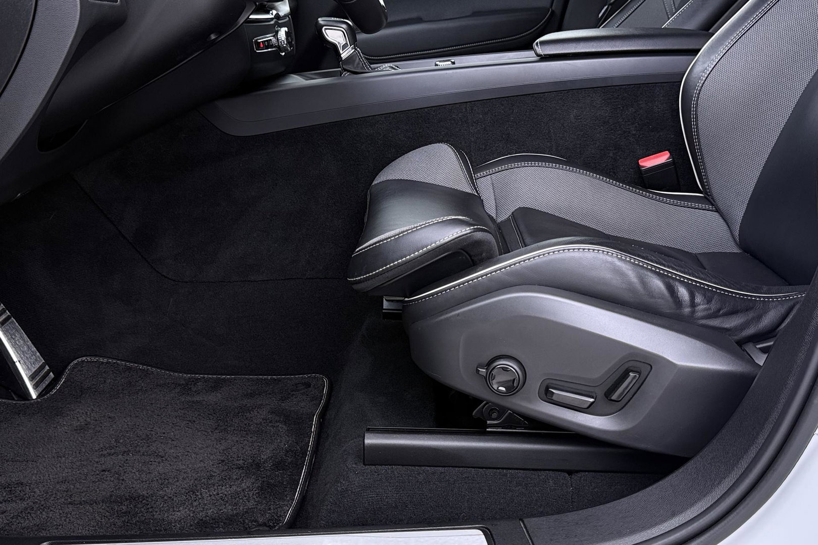 Volvo XC60 T4 R-Design | Goed onderhouden | BLIS | Camera | Full LED | Apple CarPlay | Memory | Verwarmde Voorruit | 19 Inch