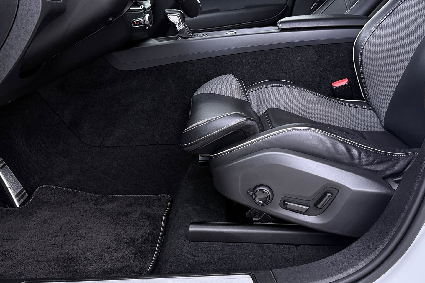 Volvo XC60 T4 R-Design | Goed onderhouden | BLIS | Camera | Full LED | Apple CarPlay | Memory | Verwarmde Voorruit | 19 Inch