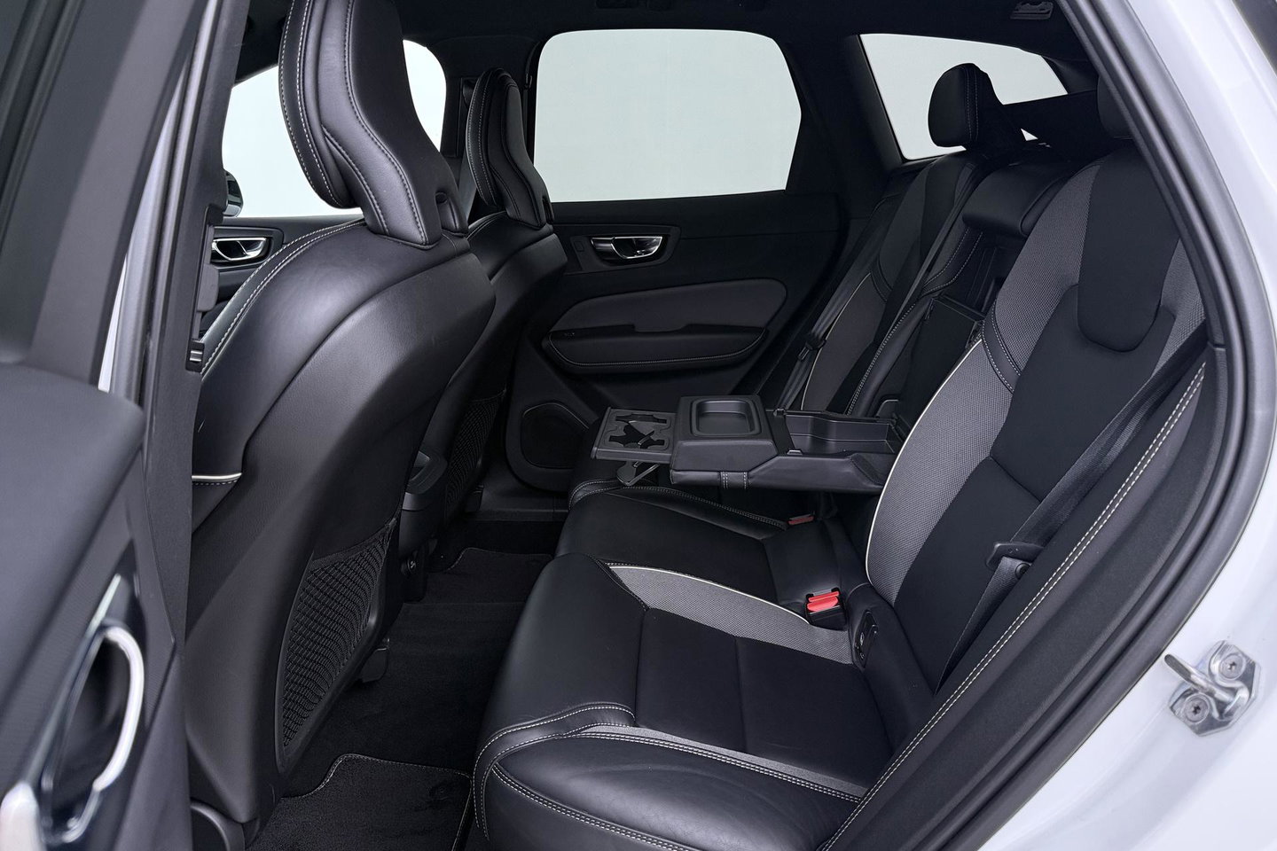 Volvo XC60 T4 R-Design | Goed onderhouden | BLIS | Camera | Full LED | Apple CarPlay | Memory | Verwarmde Voorruit | 19 Inch