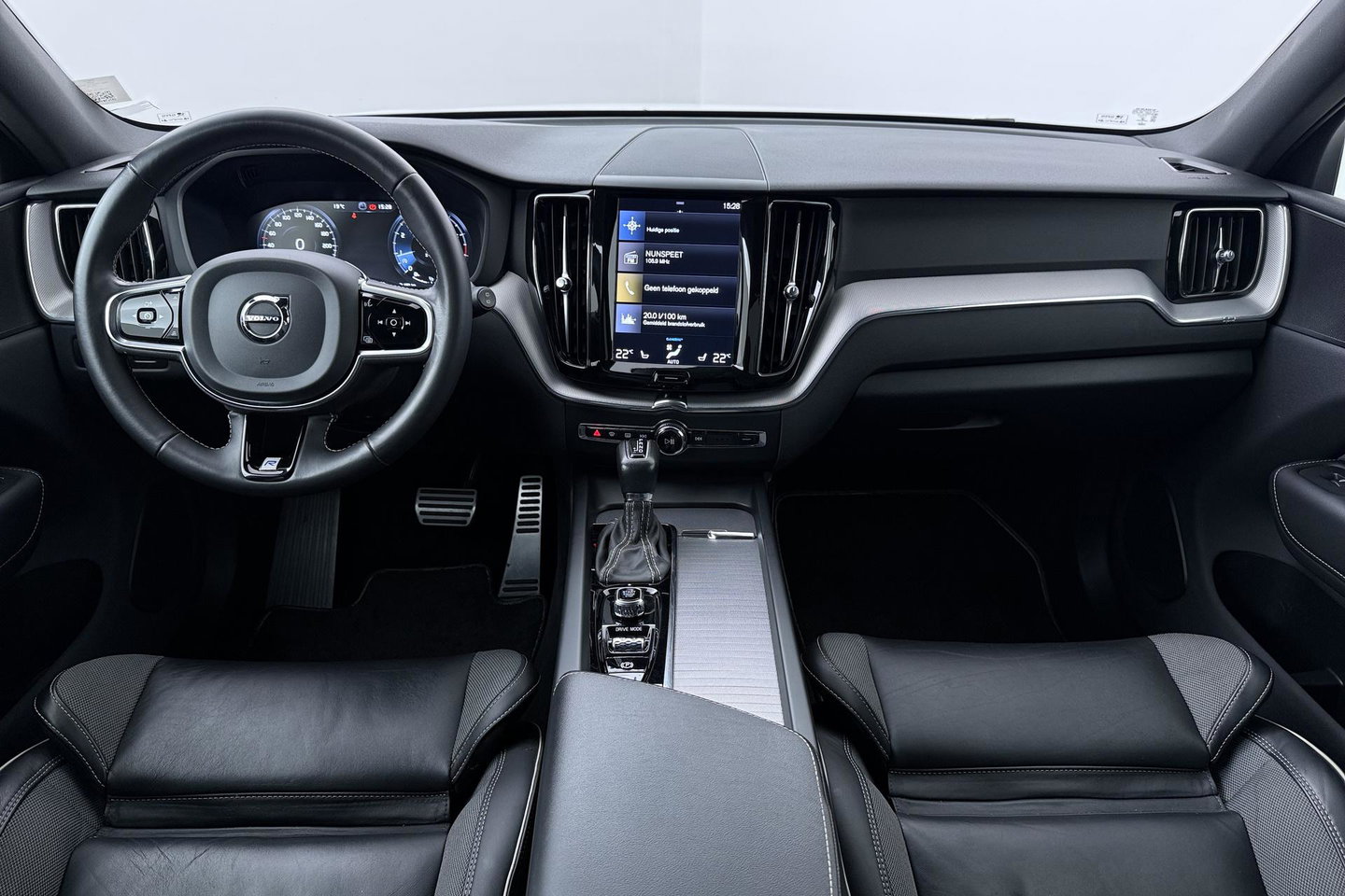 Volvo XC60 T4 R-Design | Goed onderhouden | BLIS | Camera | Full LED | Apple CarPlay | Memory | Verwarmde Voorruit | 19 Inch