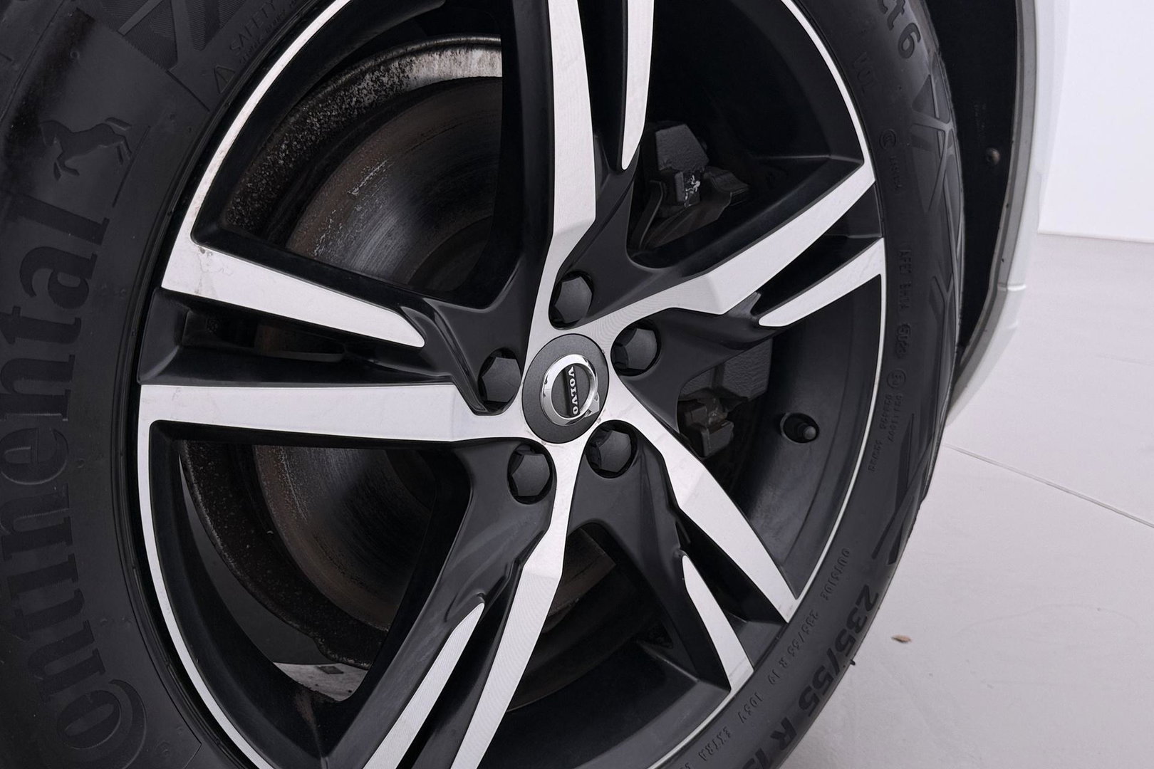 Volvo XC60 T4 R-Design | Goed onderhouden | BLIS | Camera | Full LED | Apple CarPlay | Memory | Verwarmde Voorruit | 19 Inch
