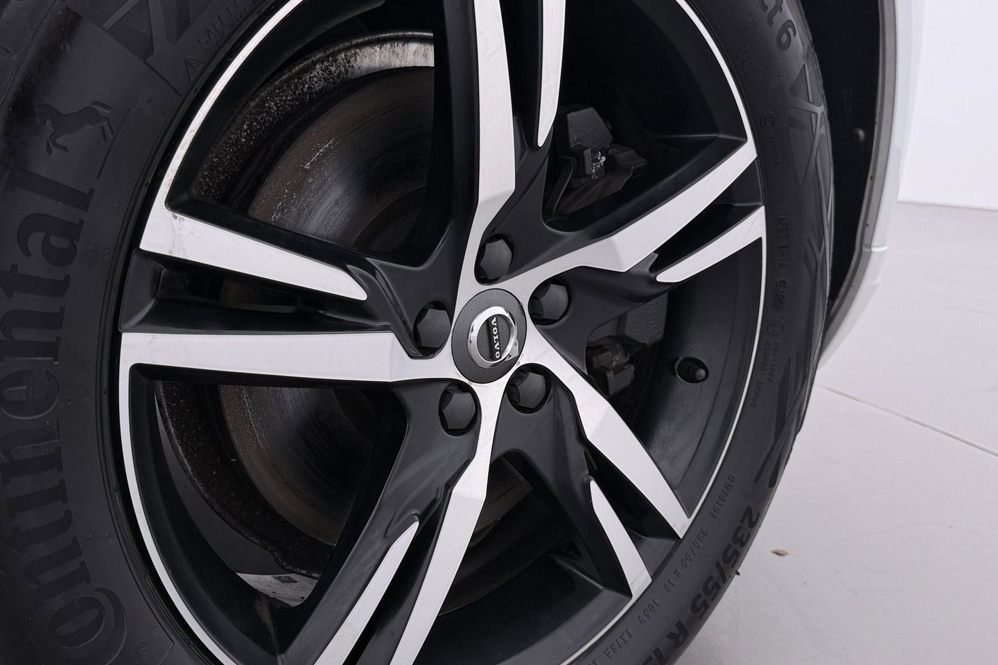 Volvo XC60 T4 R-Design | Goed onderhouden | BLIS | Camera | Full LED | Apple CarPlay | Memory | Verwarmde Voorruit | 19 Inch