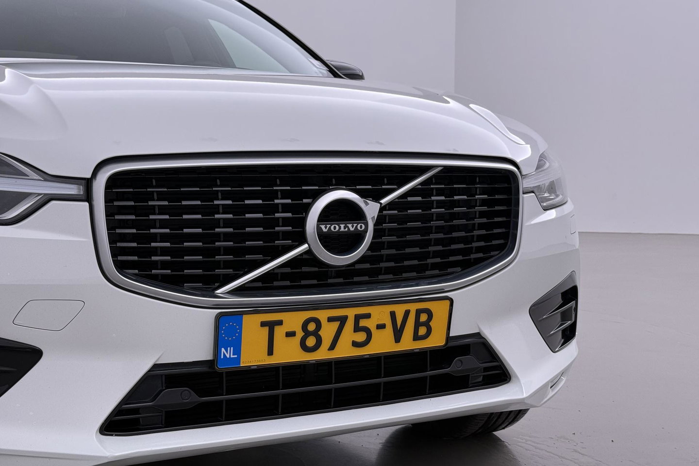 Volvo XC60 T4 R-Design | Goed onderhouden | BLIS | Camera | Full LED | Apple CarPlay | Memory | Verwarmde Voorruit | 19 Inch