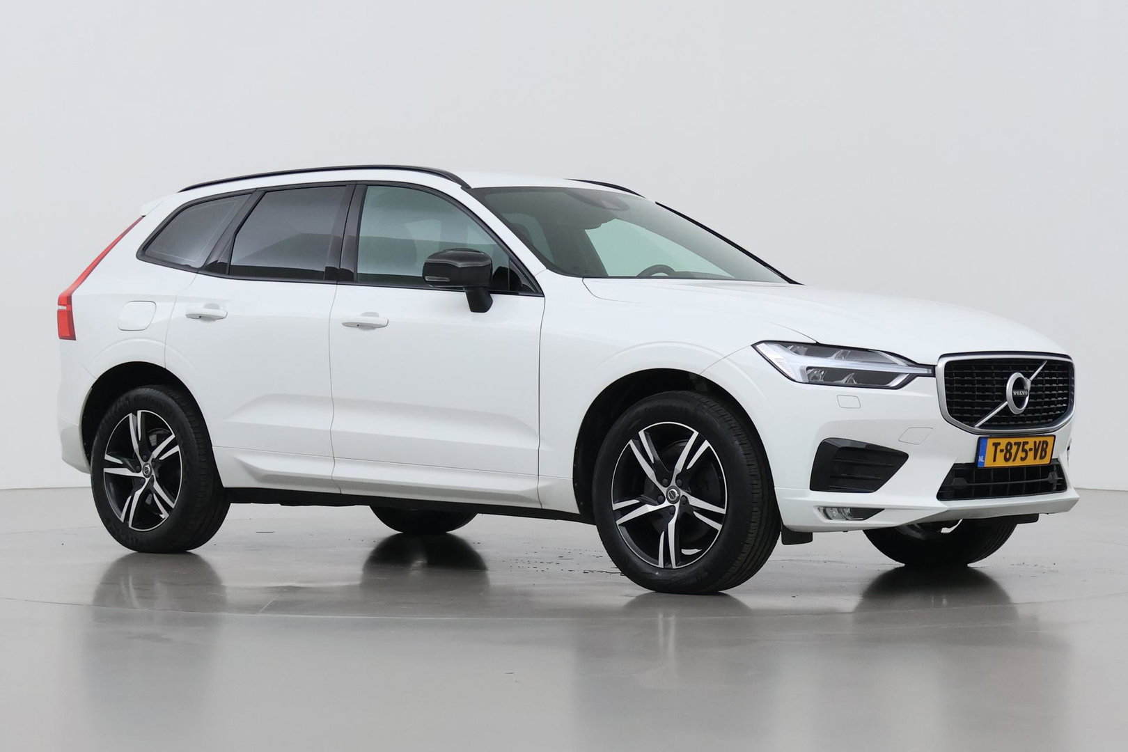Volvo XC60 T4 R-Design | Goed onderhouden | BLIS | Camera | Full LED | Apple CarPlay | Memory | Verwarmde Voorruit | 19 Inch