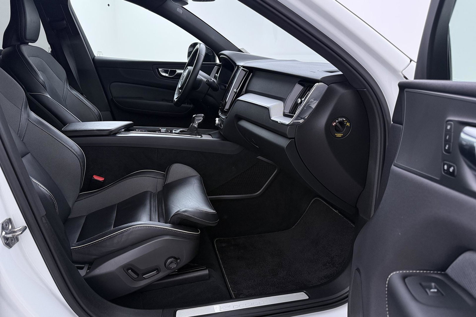 Volvo XC60 T4 R-Design | Goed onderhouden | BLIS | Camera | Full LED | Apple CarPlay | Memory | Verwarmde Voorruit | 19 Inch