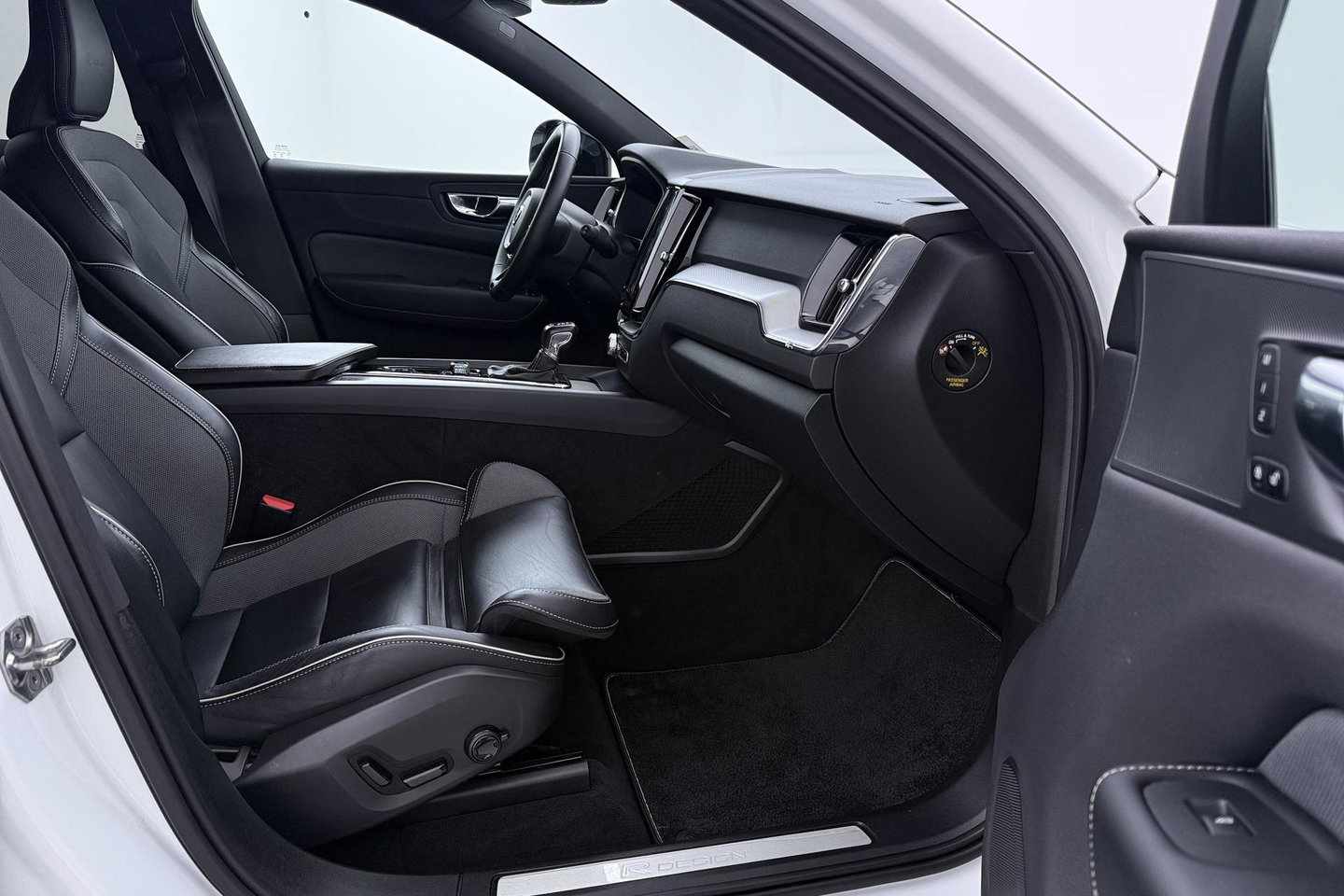 Volvo XC60 T4 R-Design | Goed onderhouden | BLIS | Camera | Full LED | Apple CarPlay | Memory | Verwarmde Voorruit | 19 Inch