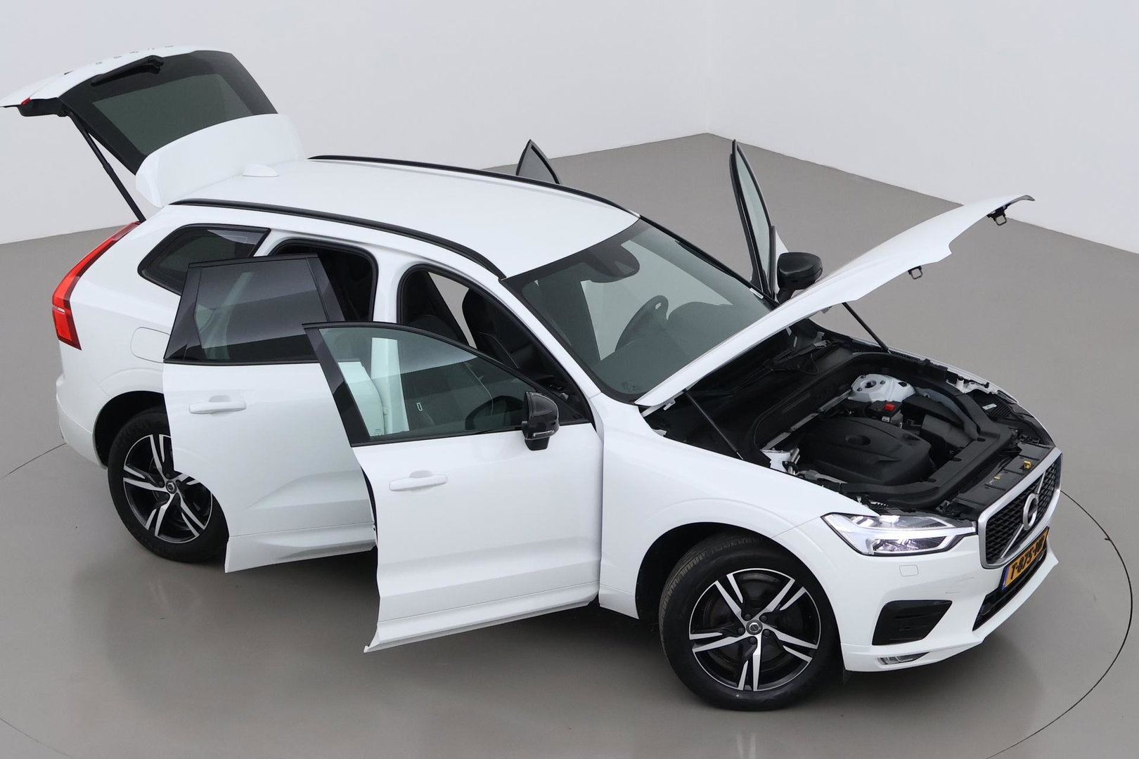 Volvo XC60 T4 R-Design | Goed onderhouden | BLIS | Camera | Full LED | Apple CarPlay | Memory | Verwarmde Voorruit | 19 Inch