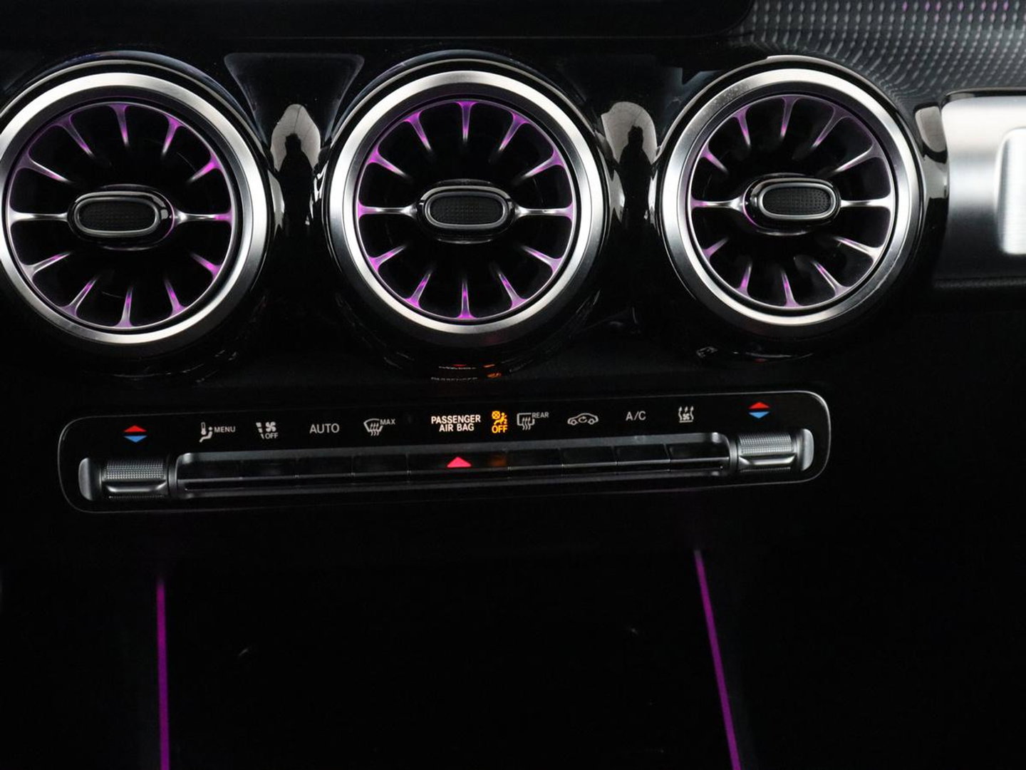 Mercedes-Benz EQB 300 4MATIC AMG Line 67 kWh | SOH 94,7% | Panoramadak | Half leder | Memory | Stoelverwarming | Cruise control | Head-up | 360 Camera | Sfeerverlichting