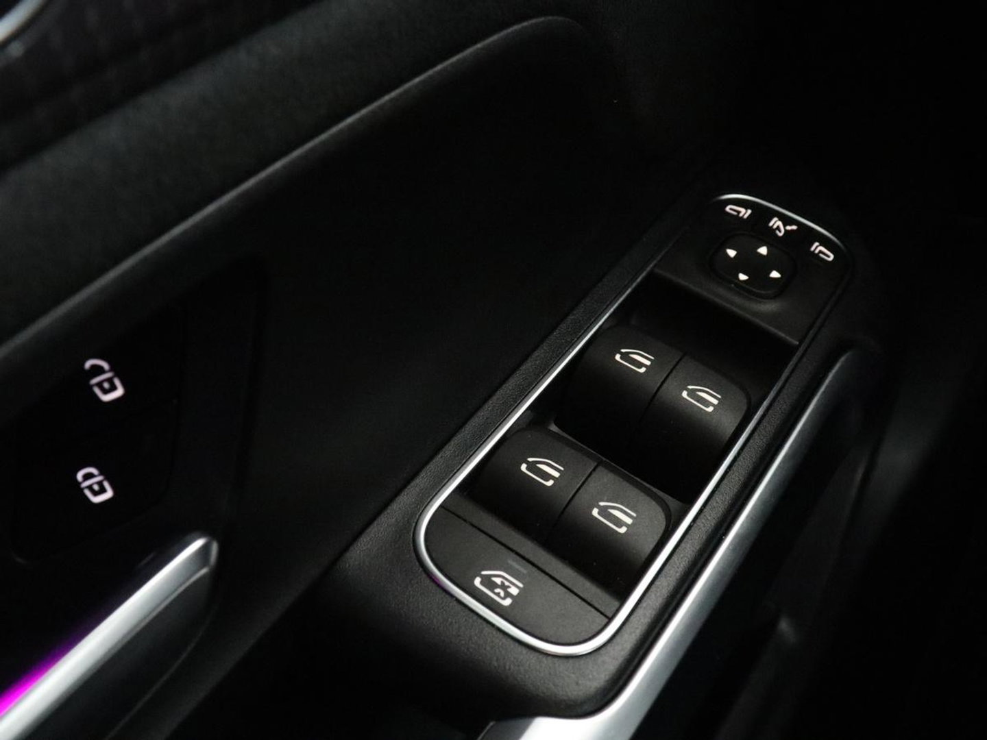 Mercedes-Benz EQB 300 4MATIC AMG Line 67 kWh | SOH 94,7% | Panoramadak | Half leder | Memory | Stoelverwarming | Cruise control | Head-up | 360 Camera | Sfeerverlichting