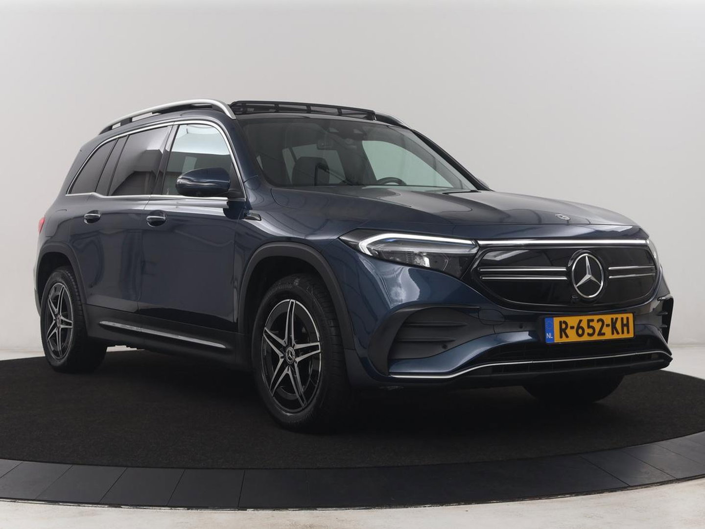 Mercedes-Benz EQB 300 4MATIC AMG Line 67 kWh | SOH 94,7% | Panoramadak | Half leder | Memory | Stoelverwarming | Cruise control | Head-up | 360 Camera | Sfeerverlichting