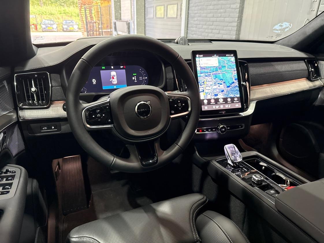 Volvo XC90 T8 Ultra Dark | Luchtvering | Bowers&Wilkins | 22 Inch | Panoramadak | Trekhaak | 360° Camera | Head-Up