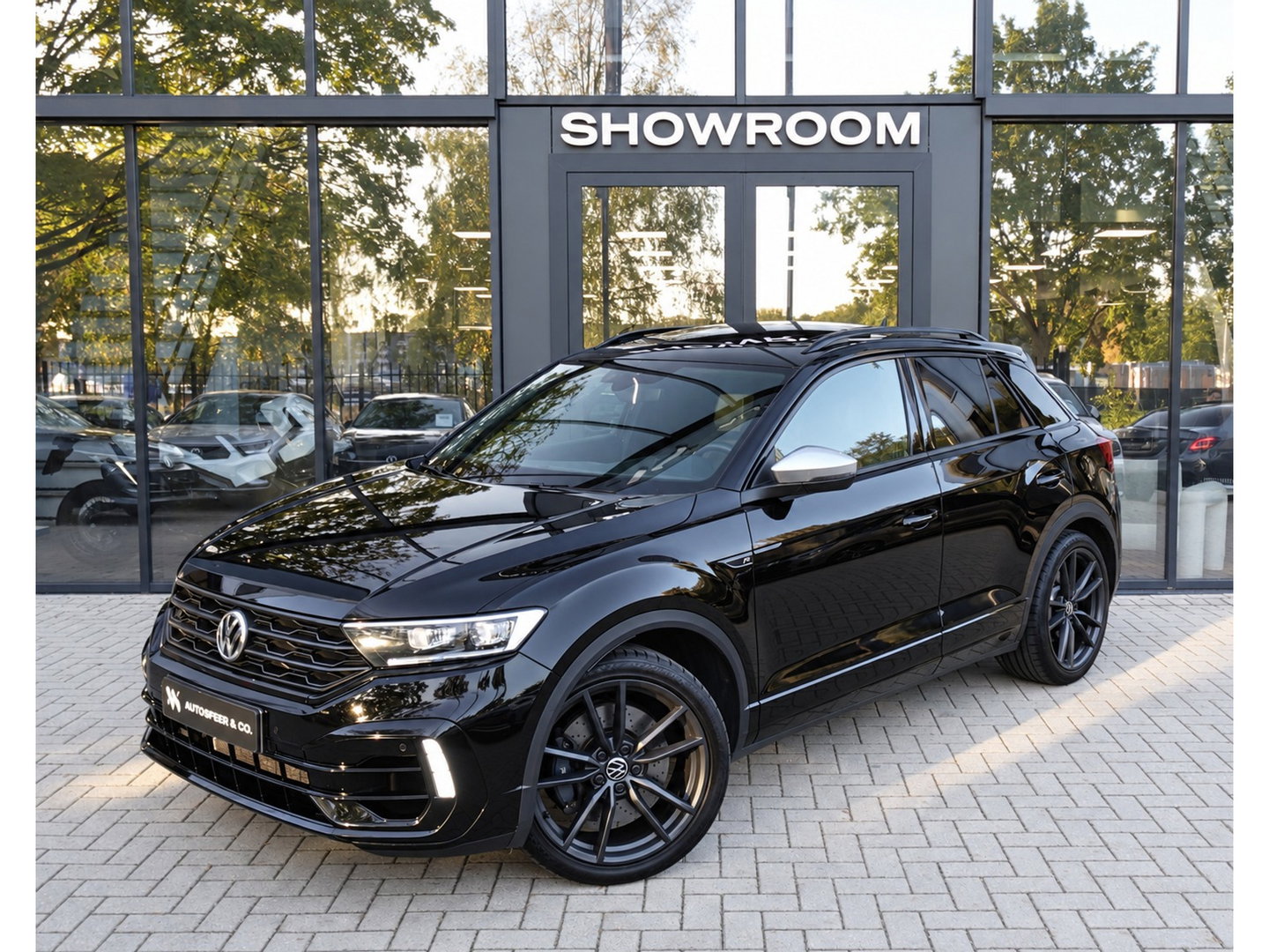 Volkswagen T-Roc 2.0 TSI R AKRAPOVIC BEATS KEYLESS PANO VOL