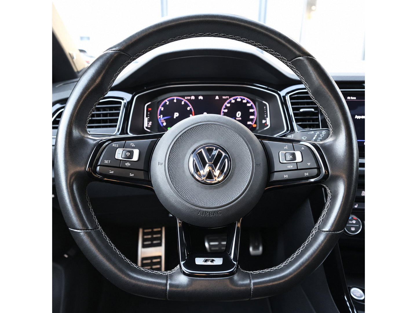 Volkswagen T-Roc 2.0 TSI R AKRAPOVIC BEATS KEYLESS PANO VOL