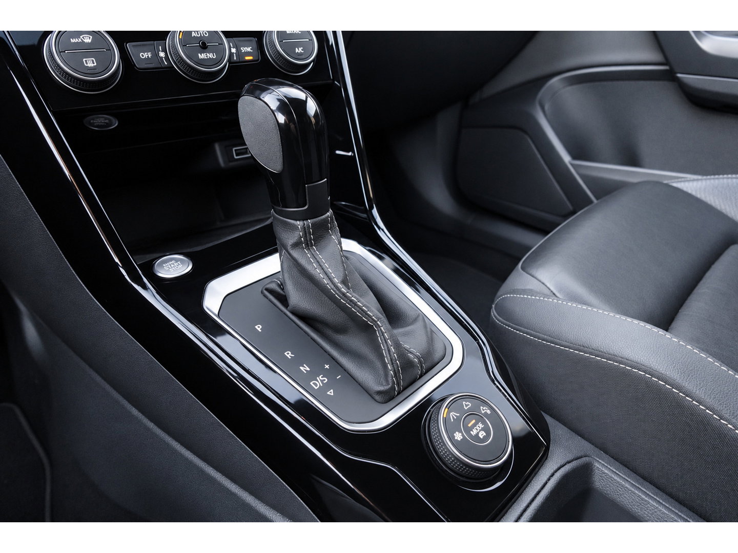 Volkswagen T-Roc 2.0 TSI R AKRAPOVIC BEATS KEYLESS PANO VOL