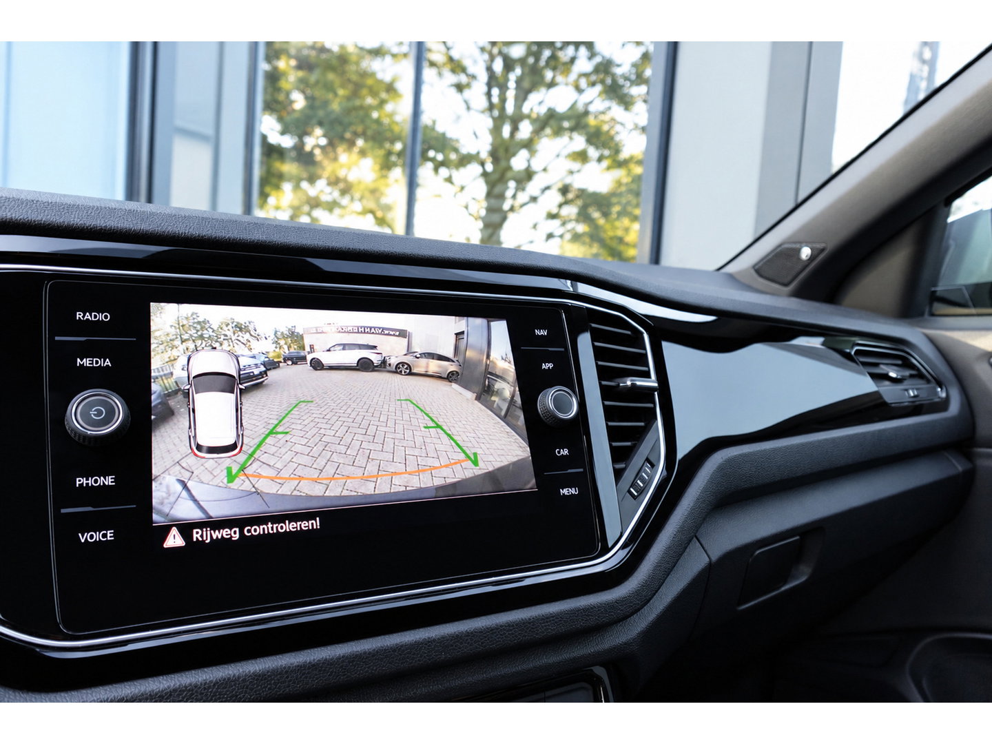 Volkswagen T-Roc 2.0 TSI R AKRAPOVIC BEATS KEYLESS PANO VOL