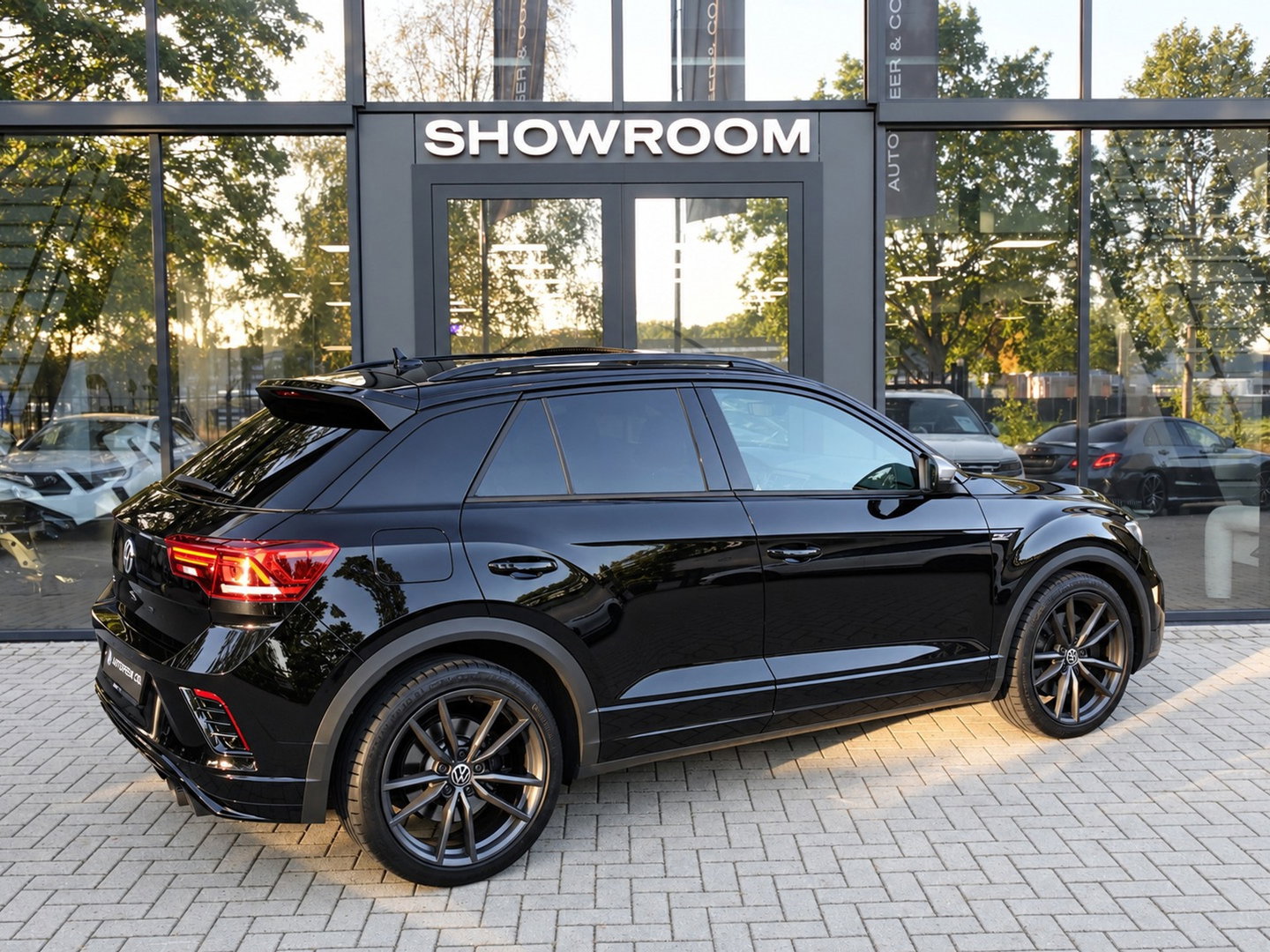 Volkswagen T-Roc 2.0 TSI R AKRAPOVIC BEATS KEYLESS PANO VOL