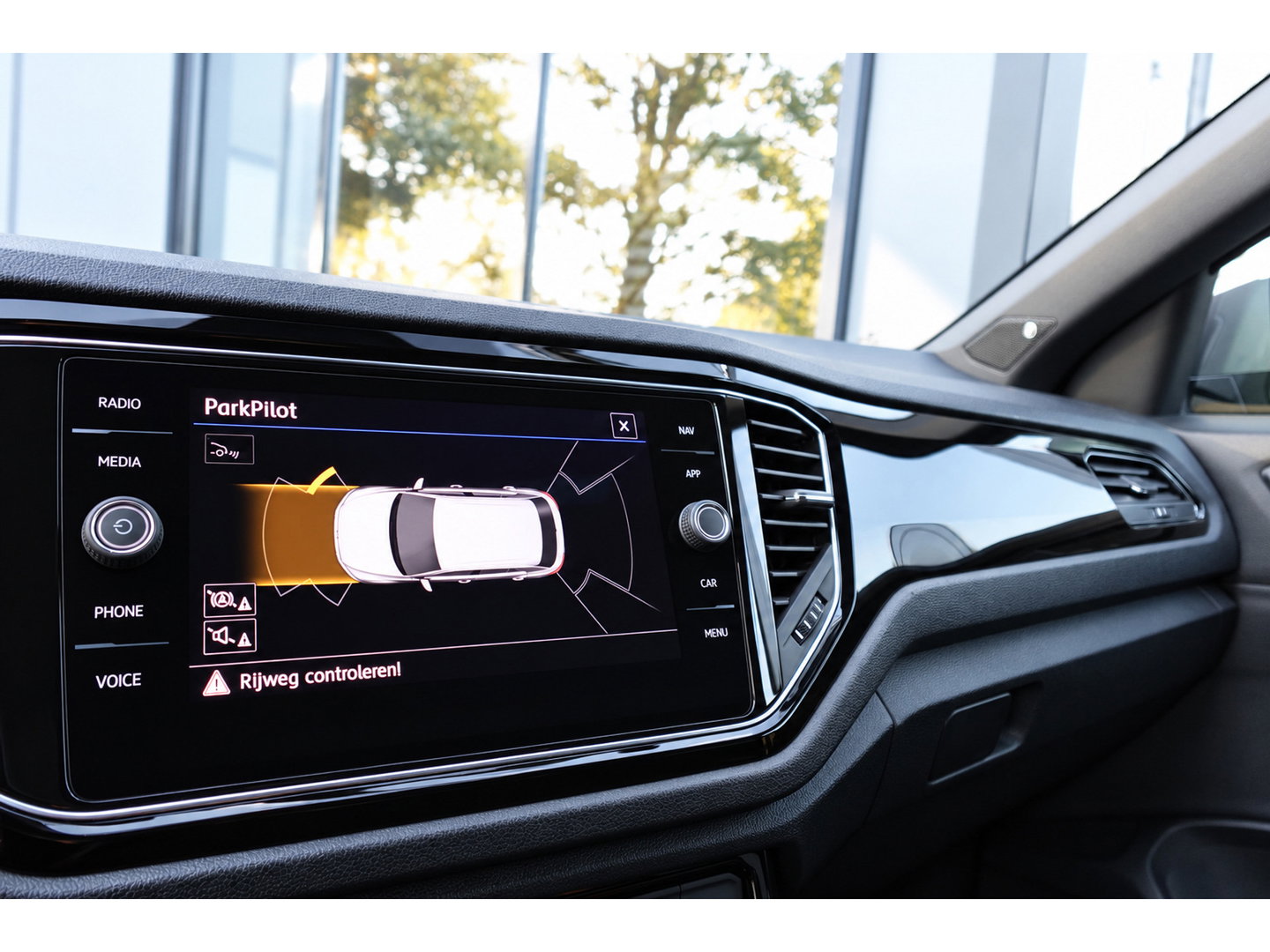 Volkswagen T-Roc 2.0 TSI R AKRAPOVIC BEATS KEYLESS PANO VOL