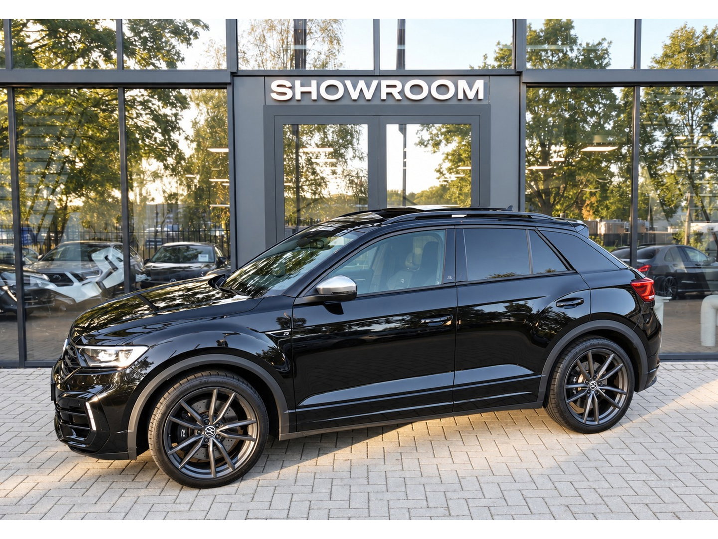 Volkswagen T-Roc 2.0 TSI R AKRAPOVIC BEATS KEYLESS PANO VOL