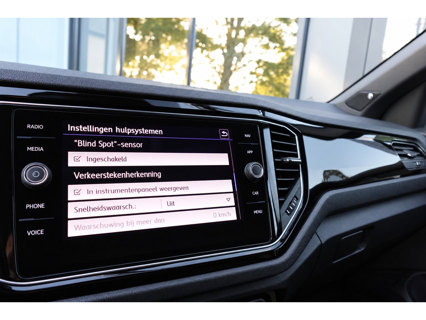 Volkswagen T-Roc 2.0 TSI R AKRAPOVIC BEATS KEYLESS PANO VOL