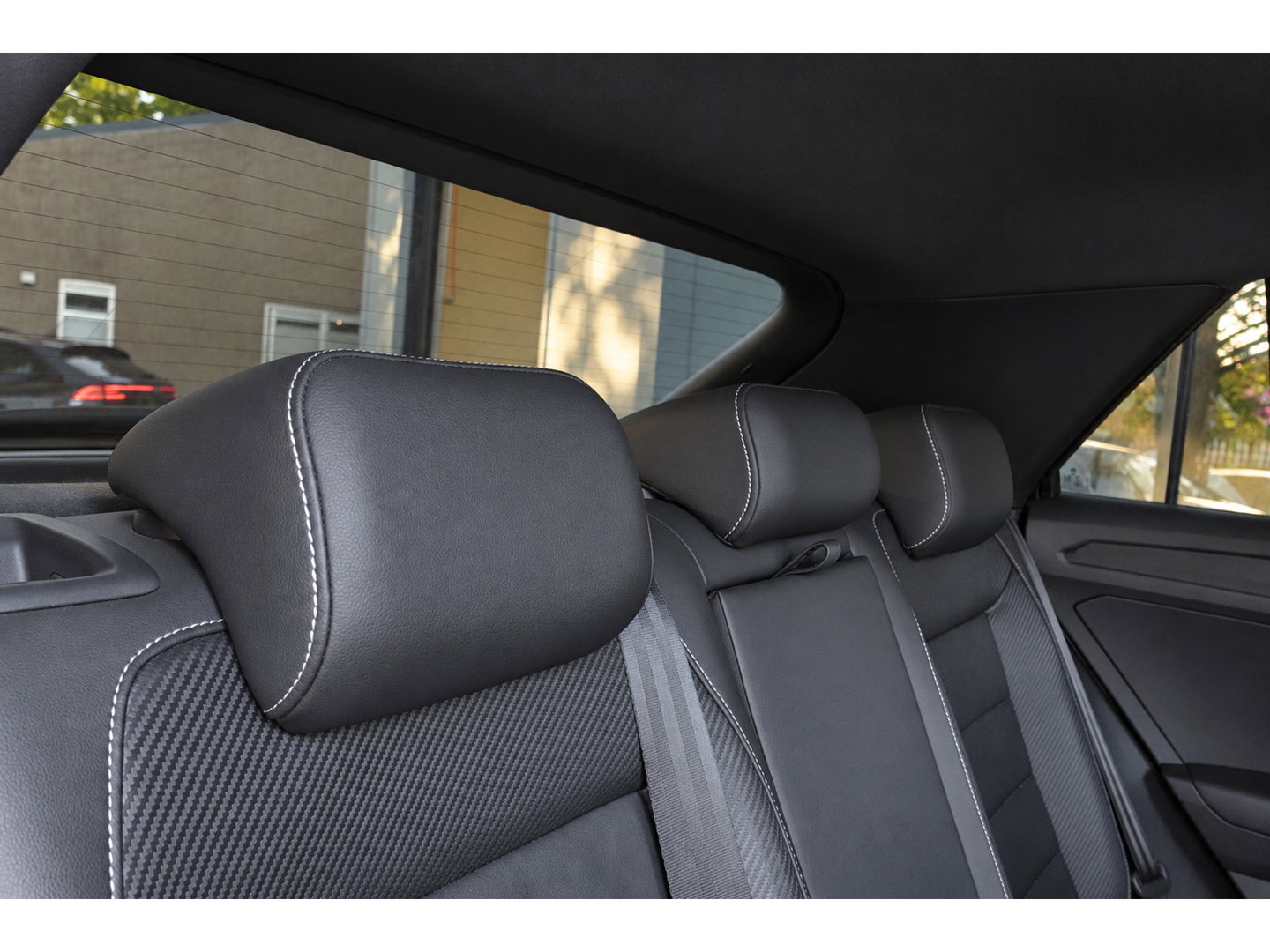 Volkswagen T-Roc 2.0 TSI R AKRAPOVIC BEATS KEYLESS PANO VOL