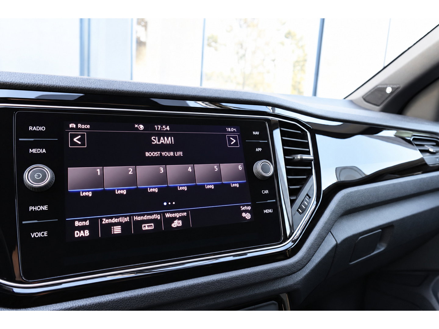 Volkswagen T-Roc 2.0 TSI R AKRAPOVIC BEATS KEYLESS PANO VOL