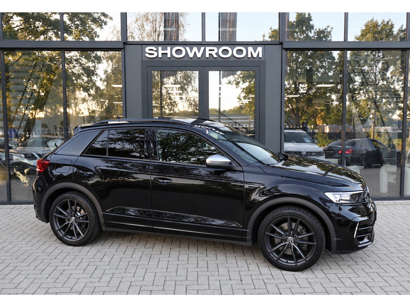 Volkswagen T-Roc 2.0 TSI R AKRAPOVIC BEATS KEYLESS PANO VOL