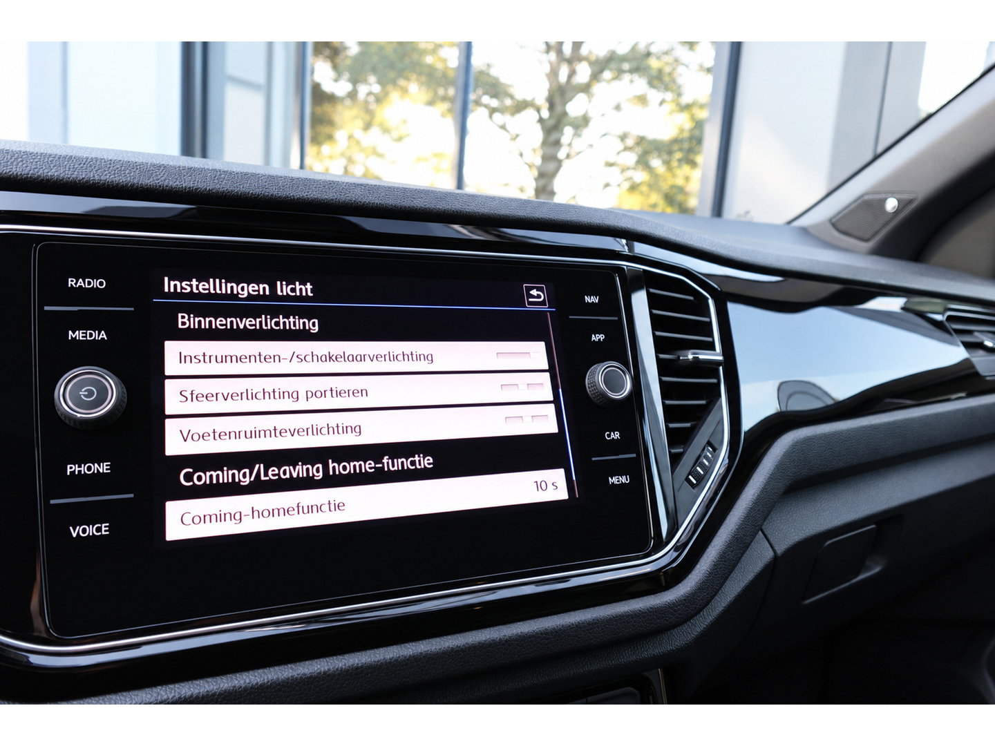 Volkswagen T-Roc 2.0 TSI R AKRAPOVIC BEATS KEYLESS PANO VOL