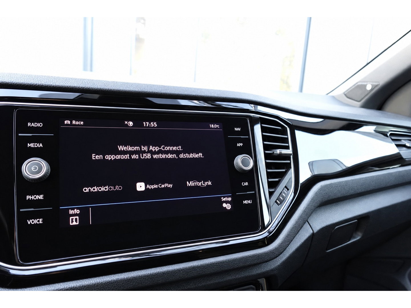 Volkswagen T-Roc 2.0 TSI R AKRAPOVIC BEATS KEYLESS PANO VOL