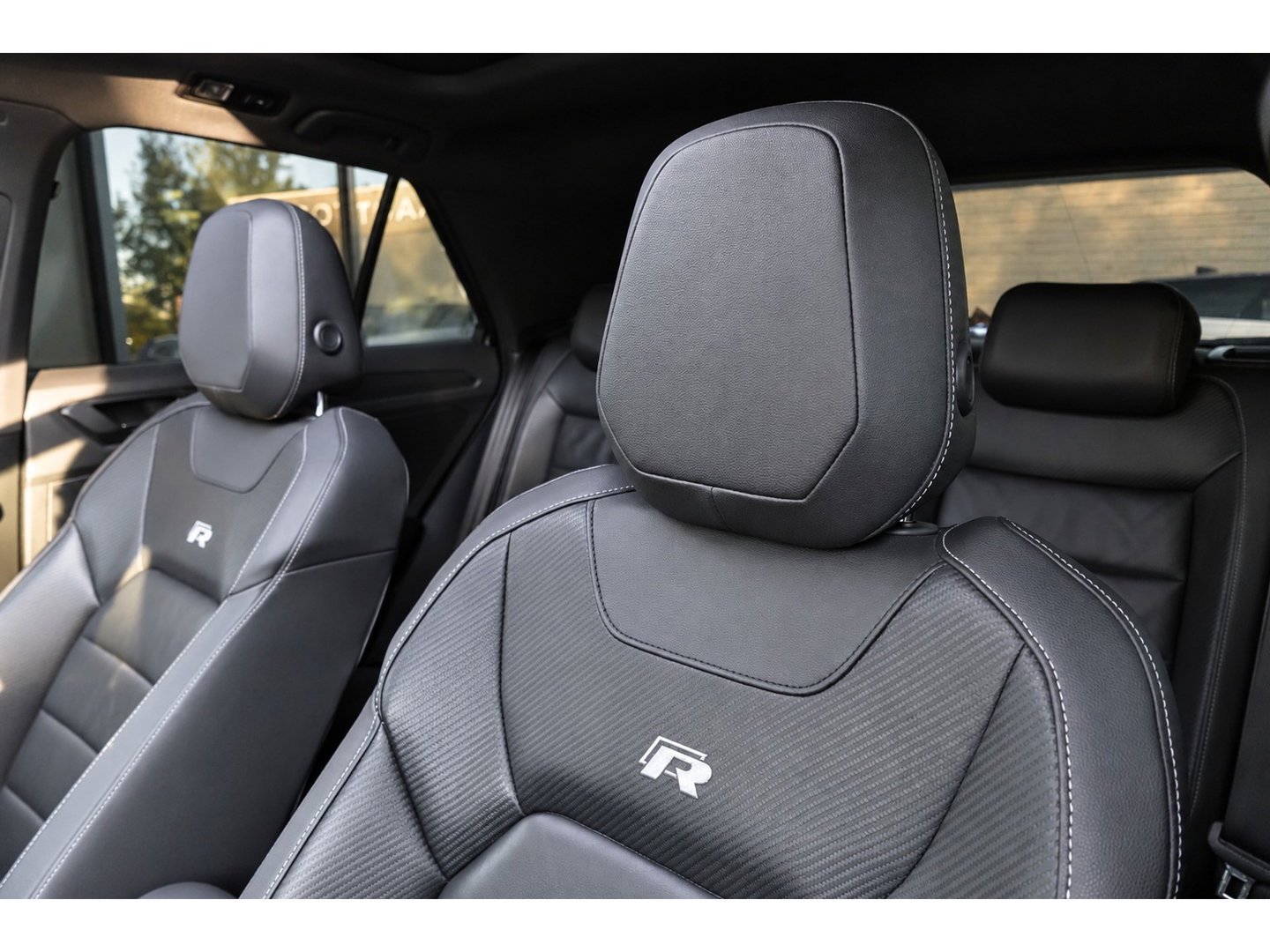Volkswagen T-Roc 2.0 TSI R AKRAPOVIC BEATS KEYLESS PANO VOL