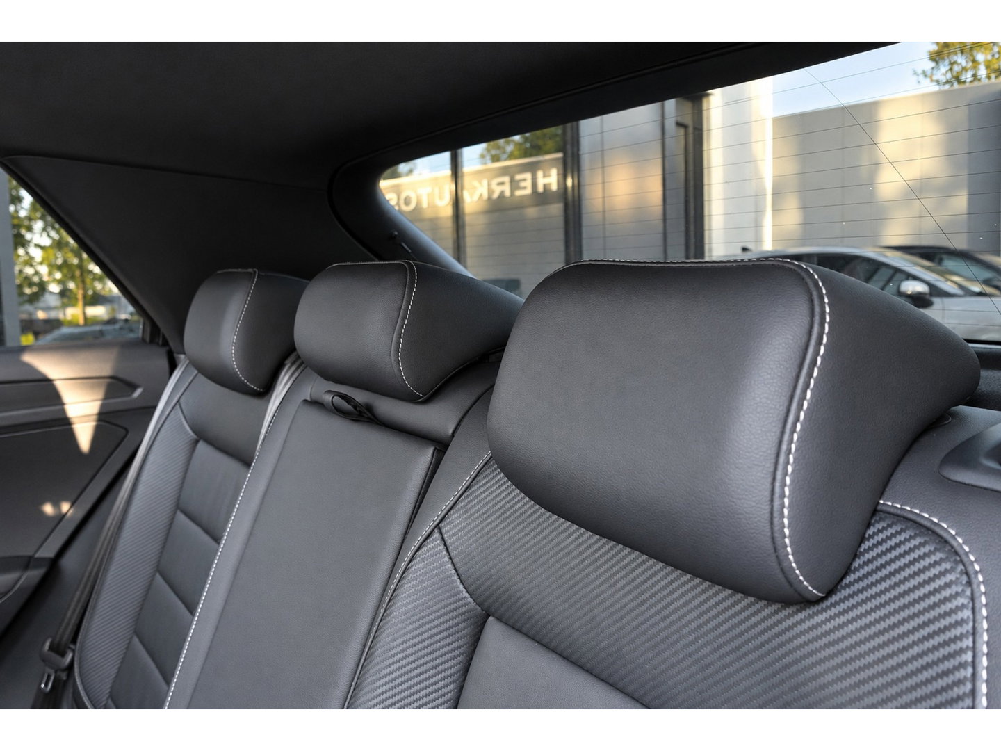 Volkswagen T-Roc 2.0 TSI R AKRAPOVIC BEATS KEYLESS PANO VOL