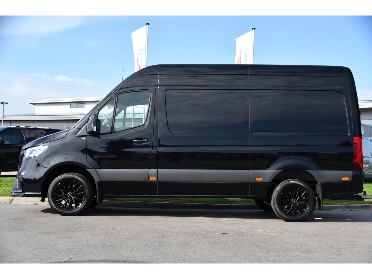 Mercedes-Benz Sprinter 319 1.9 CDI L2H2 RWD AMG Black Edition 360 Camera, Cruise, LED, 3500kg Trekhaak, Carplay, Leder, 10,5'' Mbux, 190pk, Automaat, NAVI, Uniek!