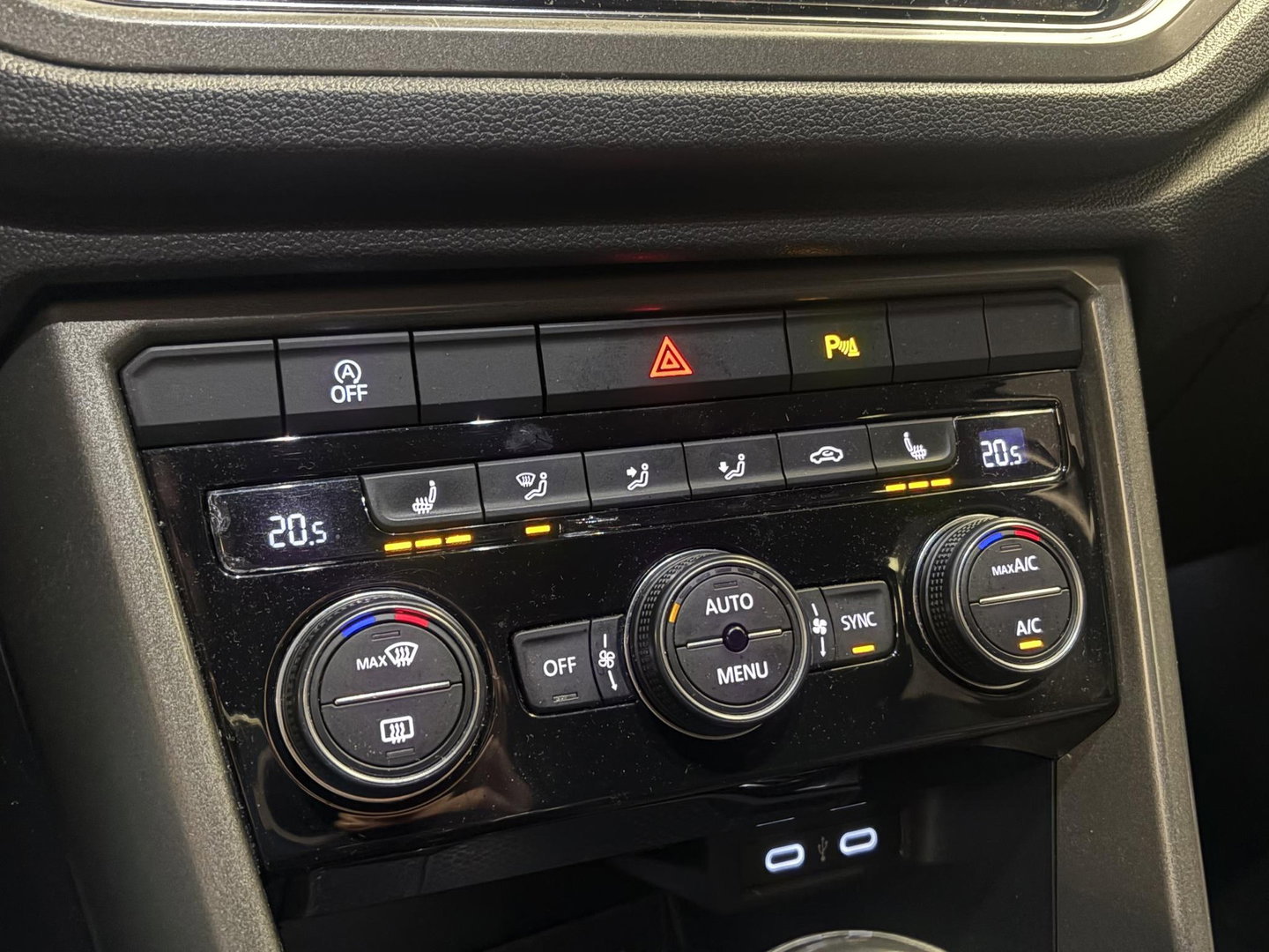 Volkswagen T-Roc 1.0 TSI Style Business | ADAPTIEF | LED DRL | STOELVERWARMING | CLIMATE |