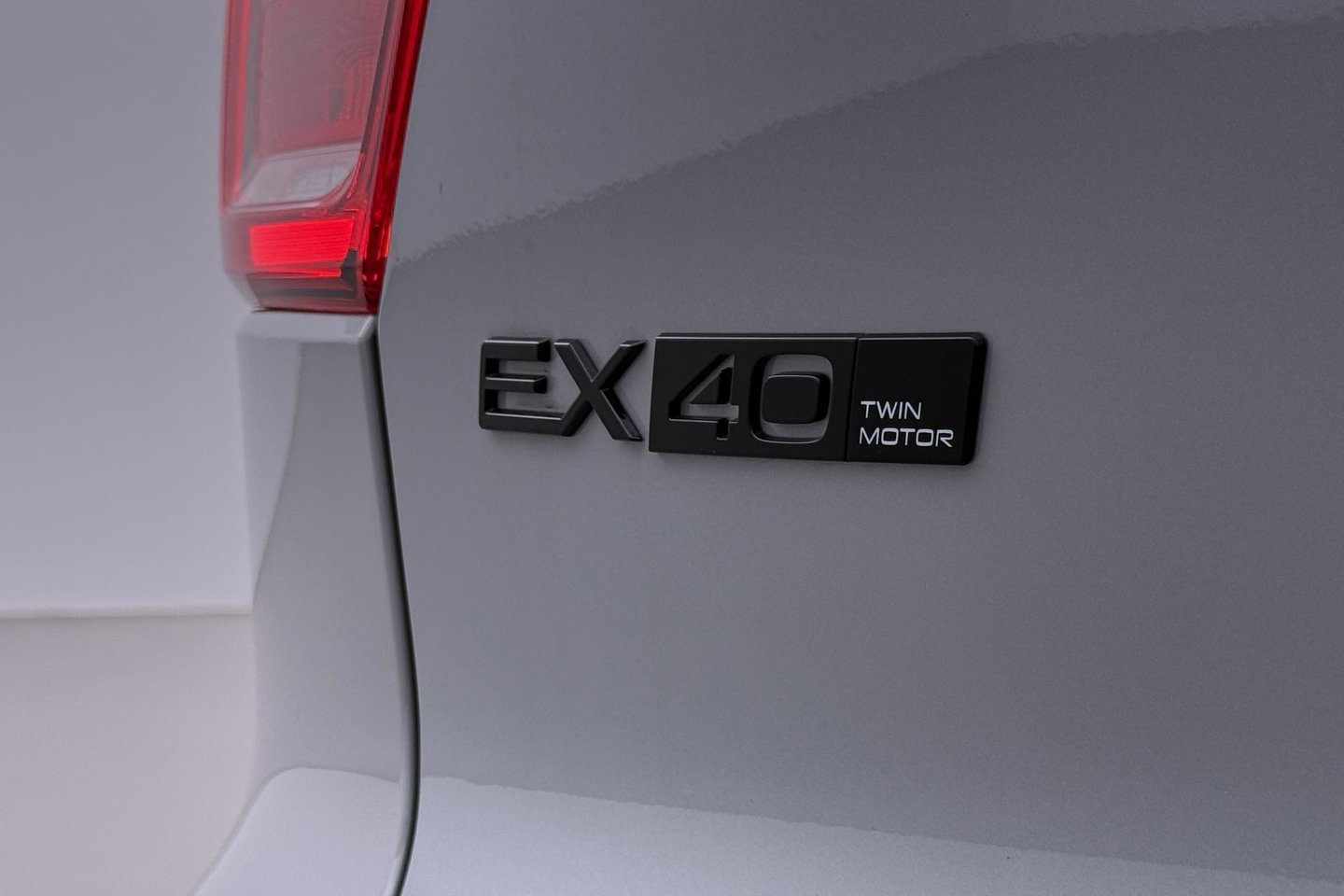 Volvo EX40 Twin Motor Plus Black Edition 82 kWh | 409 PK! | AWD | 360° Camera | Harman/Kardon | Stoel+Stuurverwarming | ACC