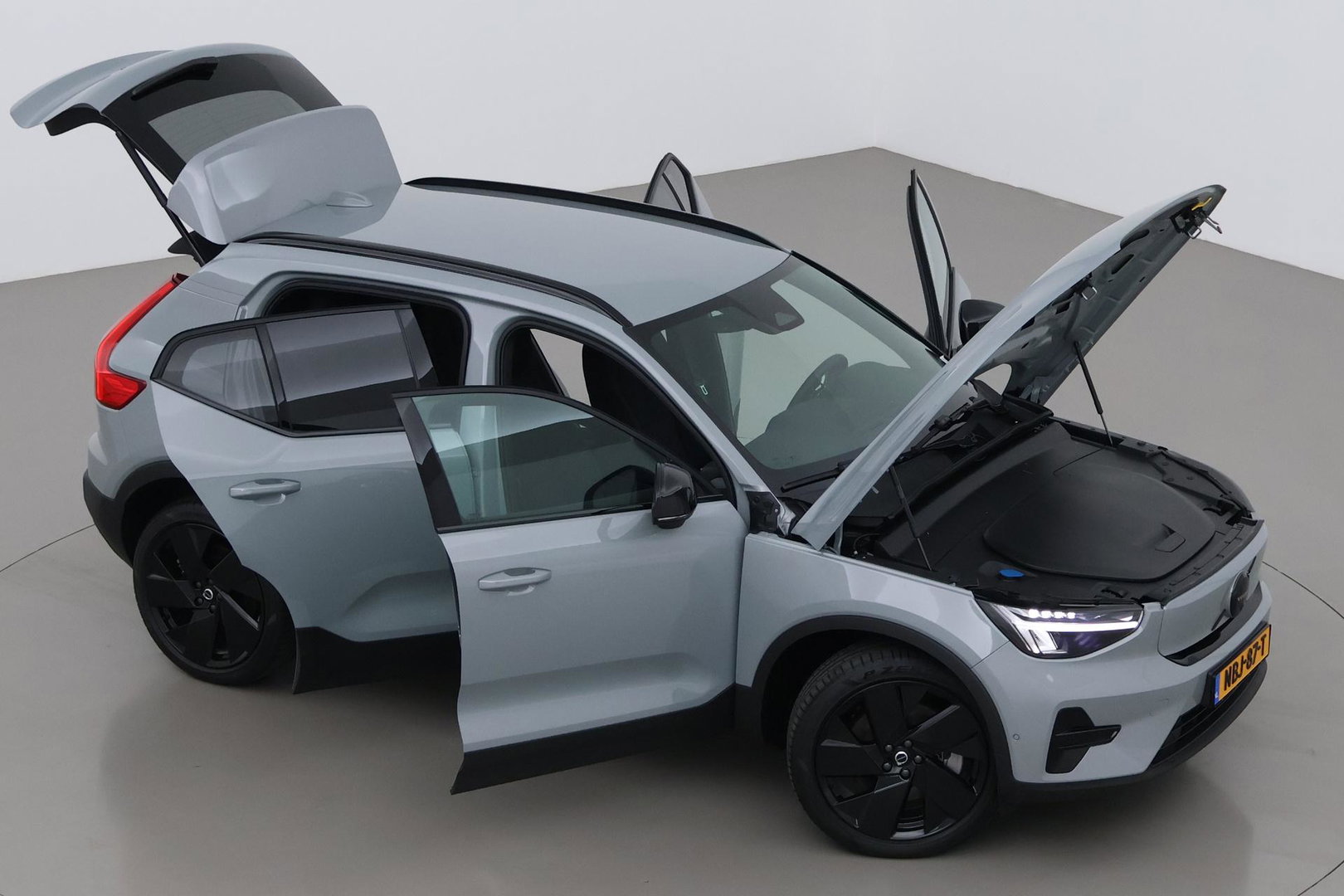 Volvo EX40 Twin Motor Plus Black Edition 82 kWh | 409 PK! | AWD | 360° Camera | Harman/Kardon | Stoel+Stuurverwarming | ACC